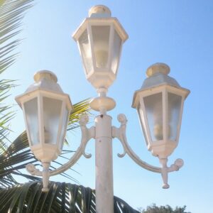 Poste Colonial  Decorativo com 03 cúpulas em alumínio na cor branca