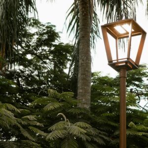 Poste Decorativo Valentina Isla em Led na cor marrom cortein