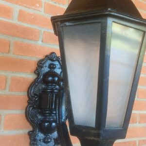 ARANDELA CLÁSSICA ESTILO COLONIAL SEXTAVADA EM ALUMÍNIO